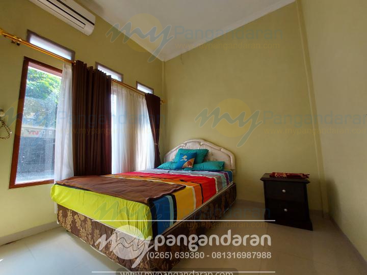  Tampilan kamar tidur Villa Citumang 2 Pangandaran<br />
Di lengkapi dengan AC dan bed ukuran 120x200