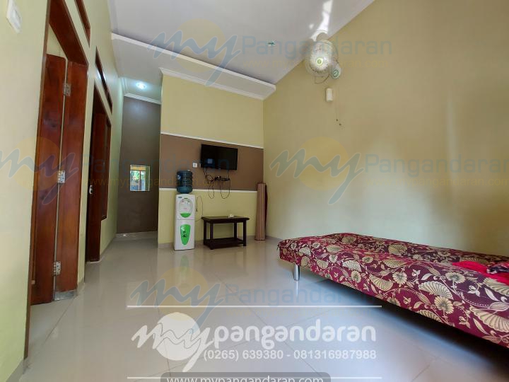 Tampilan ruang tengah Villa Citumang 2 Pangandaran<br />
di lengkapi dengan kipas, TV dan dispenser